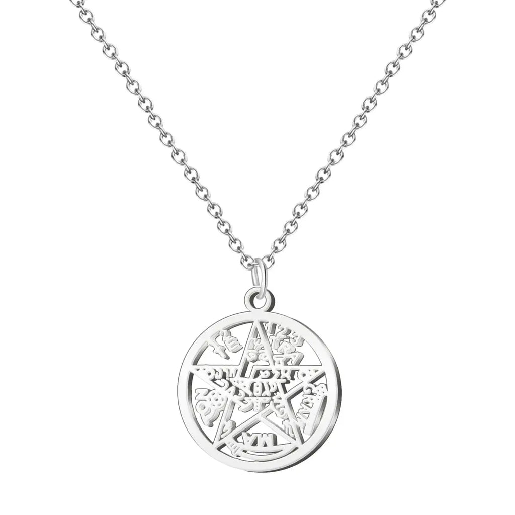 Colgante circular de acero inoxidable plateado con el símbolo del Tetragramatón (Pentagrama) en diseño calado (abierto), sin otros adornos, colgado de una cadena simple.