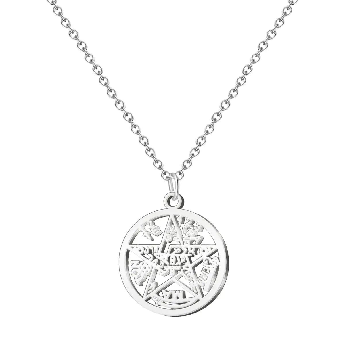 Colgante circular de acero inoxidable plateado con el símbolo del Tetragramatón (Pentagrama) en diseño calado (abierto), sin otros adornos, colgado de una cadena simple.