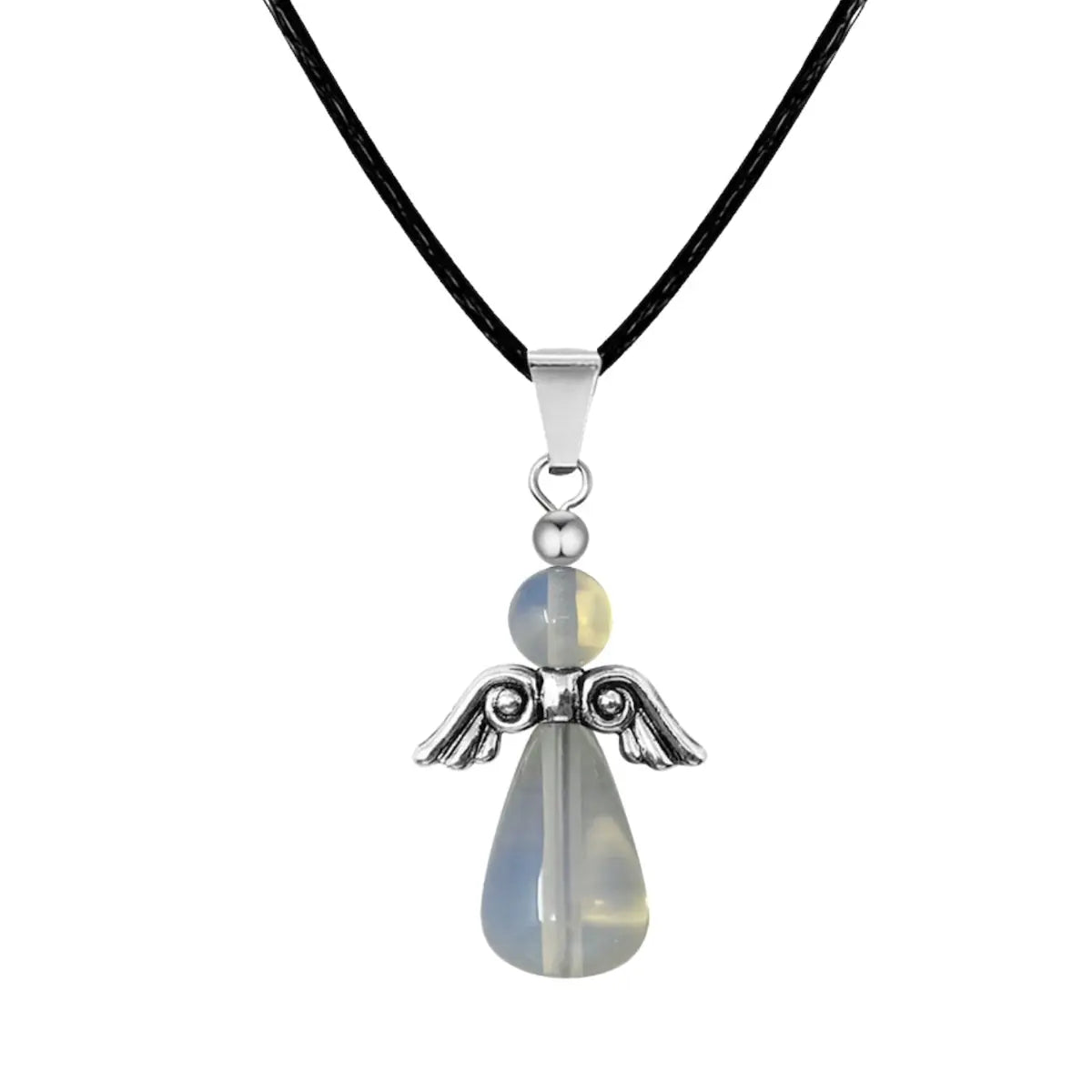Colgante con forma de ángel hecho de piedra opalina translúcida con reflejos azulados, alas de metal plateado y cordón negro.