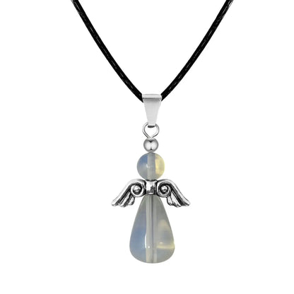 Colgante con forma de ángel hecho de piedra opalina translúcida con reflejos azulados, alas de metal plateado y cordón negro.