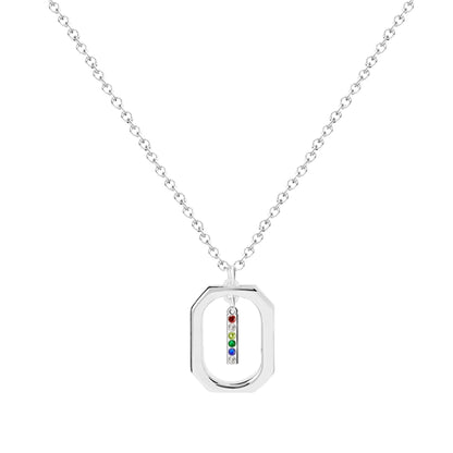 Collar plateado con inicial I en marco geométrico, cristales multicolor. Acero inoxidable 100%. Tarjeta con mensaje "Con I comienza la Ilusión".