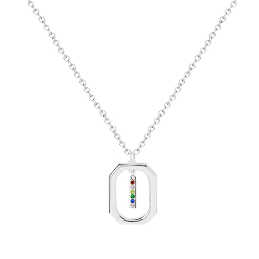 Collar plateado con inicial I en marco geométrico, cristales multicolor. Acero inoxidable 100%. Tarjeta con mensaje "Con I comienza la Ilusión".