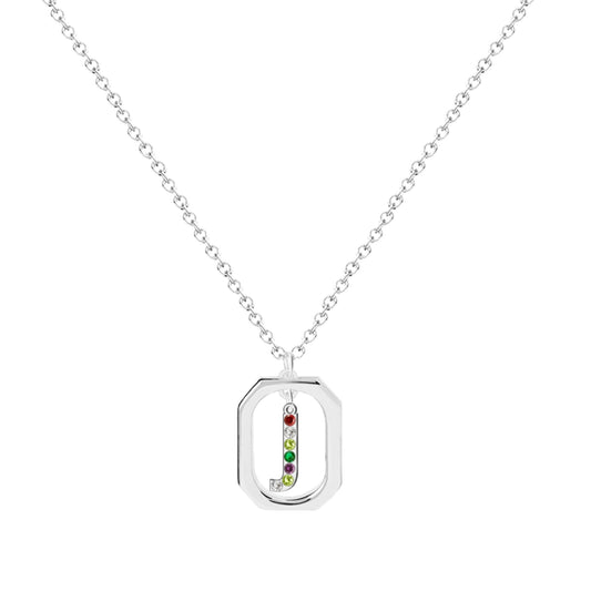 Collar plateado con inicial J en marco geométrico, cristales multicolor. Acero inoxidable 100%. Tarjeta con mensaje "Con J comienza el Júbilo".