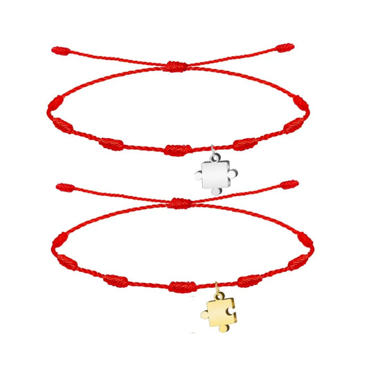 Pack de dos pulseras de hilo rojo de 7 nudos con colgantes de pieza de puzle en acero inoxidable dorado y plateado, ideal para parejas.