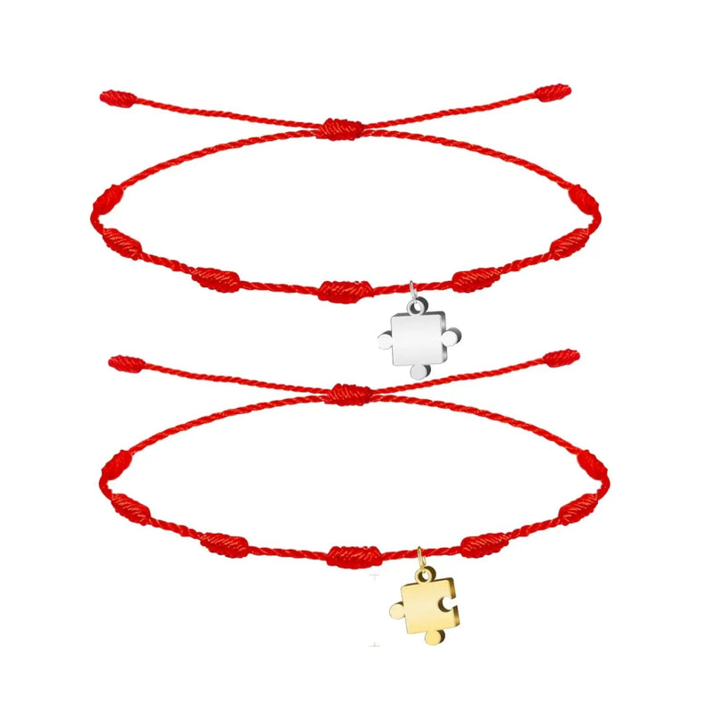 Pack de dos pulseras de hilo rojo de 7 nudos con colgantes de pieza de puzle en acero inoxidable dorado y plateado, ideal para parejas.