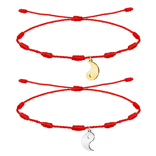 Pack de dos pulseras de hilo rojo de 7 nudos con colgantes de mitades de Yin y Yang en acero inoxidable dorado y plateado, símbolo de equilibrio para parejas en San Valentín.