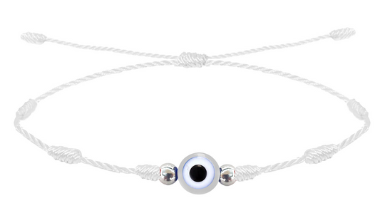 Pulsera de hilo blanco de siete nudos con amuleto de ojo turco central blanco y cuentas plateadas.