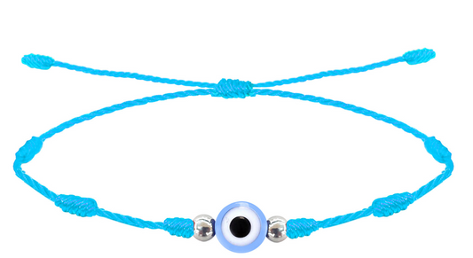 Pulsera de hilo azul celeste de siete nudos con amuleto de ojo turco central azul y cuentas plateadas.