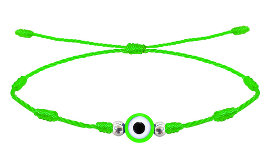 Pulsera de hilo verde de siete nudos con amuleto de ojo turco central verde claro y cuentas plateadas.