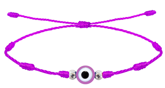 Pulsera de hilo violeta de siete nudos con amuleto de ojo turco central lila y cuentas plateadas.