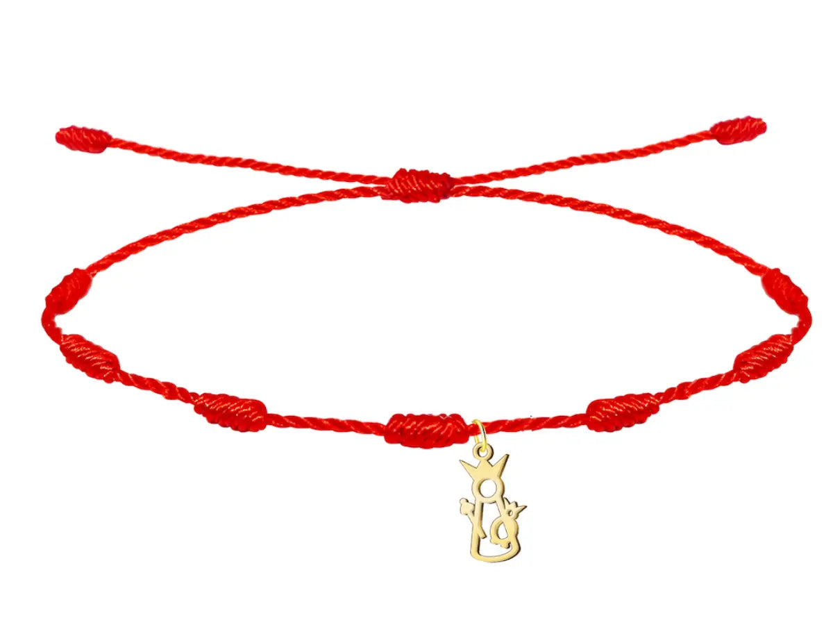 Pulsera de hilo rojo 7 nudos con charm minimalista de la Virgen de la Victoria en acero dorado
