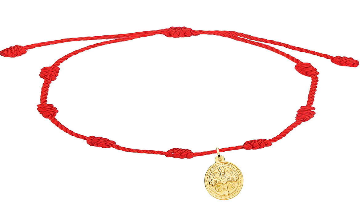 Pulsera roja de 7 nudos con medalla colgante de San Benito en acero dorado, amuleto de protección contra el mal de ojo y la envidia.