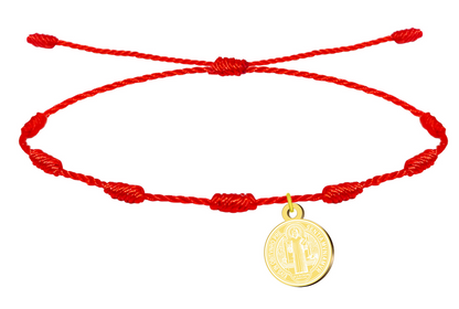 Pulsera roja de 7 nudos con medalla colgante de San Benito en acero dorado, amuleto de protección contra el mal de ojo y la envidia.