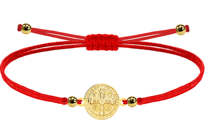 Pulsera de hilo rojo encerado con medalla de San Benito en acero inoxidable dorado, amuleto de protección contra la envidia ajustable y resistente.