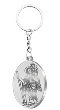 Llavero ovalado de San Cristóbal en acero inoxidable plateado, con grabado del Santo patrón de los conductores, ideal para llaves de coche o moto.
