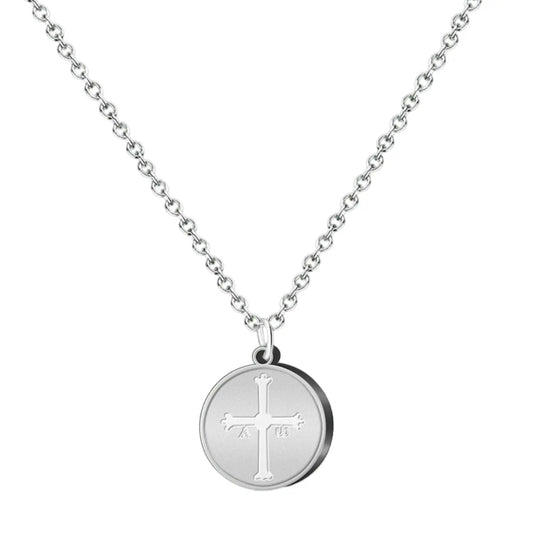 Colgante de acero plateado con medalla redonda y la silueta de la Cruz de la Victoria.