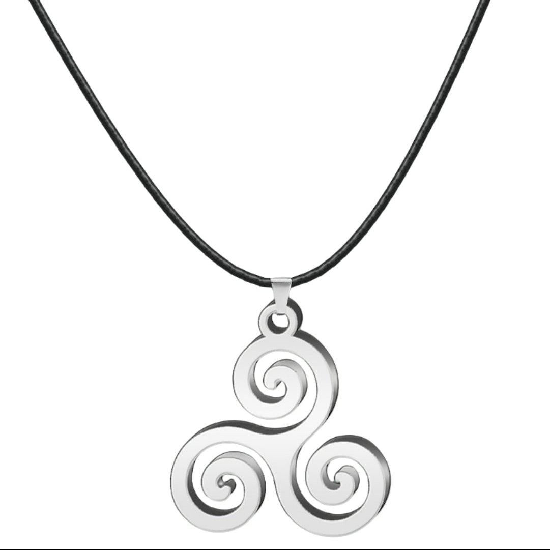 Colgante trisquel plateado con símbolo celta en diseño circular elegante
