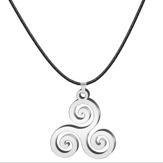 Colgante trisquel plateado con símbolo celta en diseño circular elegante