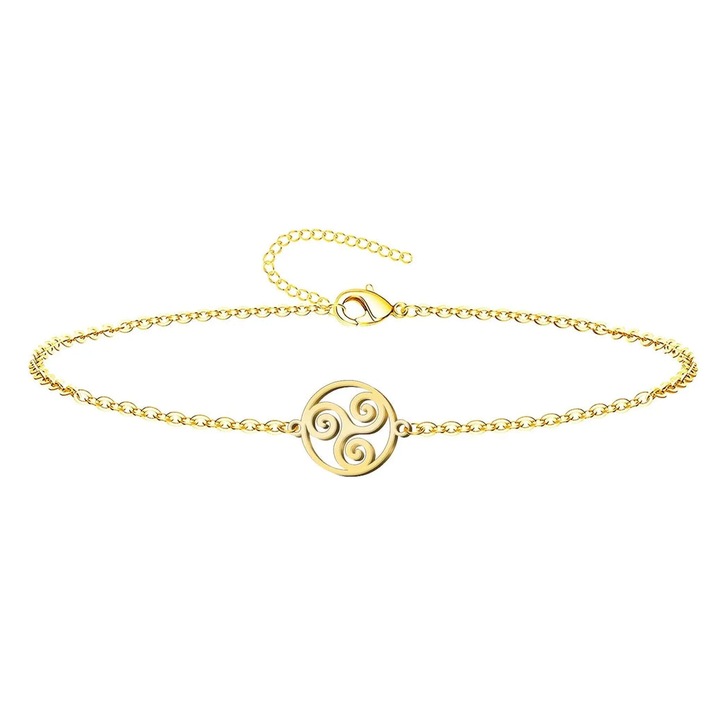 Pulsera religiosa con trisquel dorado en hilo rojo ajustable