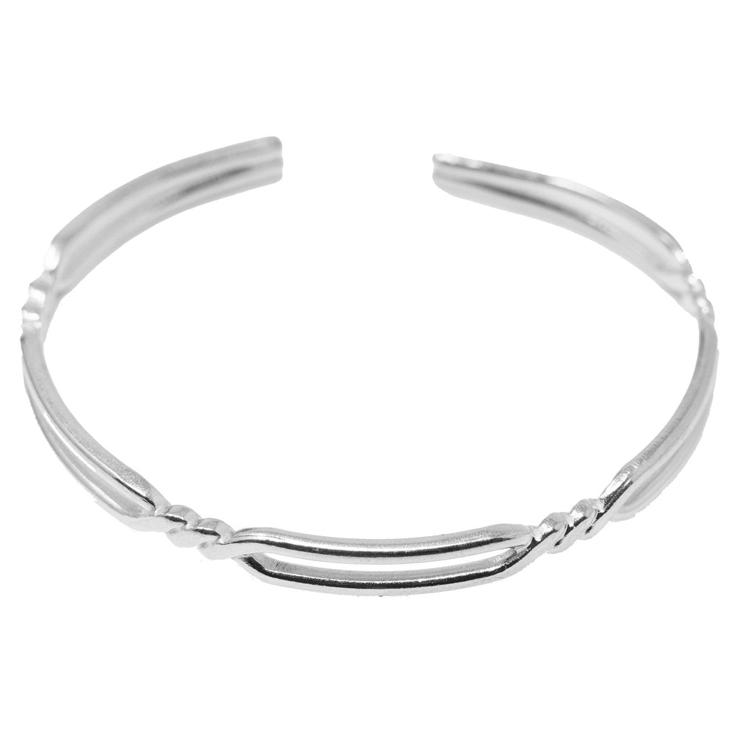 Brazalete Doble Línea Ondulada en Acero Inoxidable en acabado plateado – vista principal del diseño doble línea ondulada