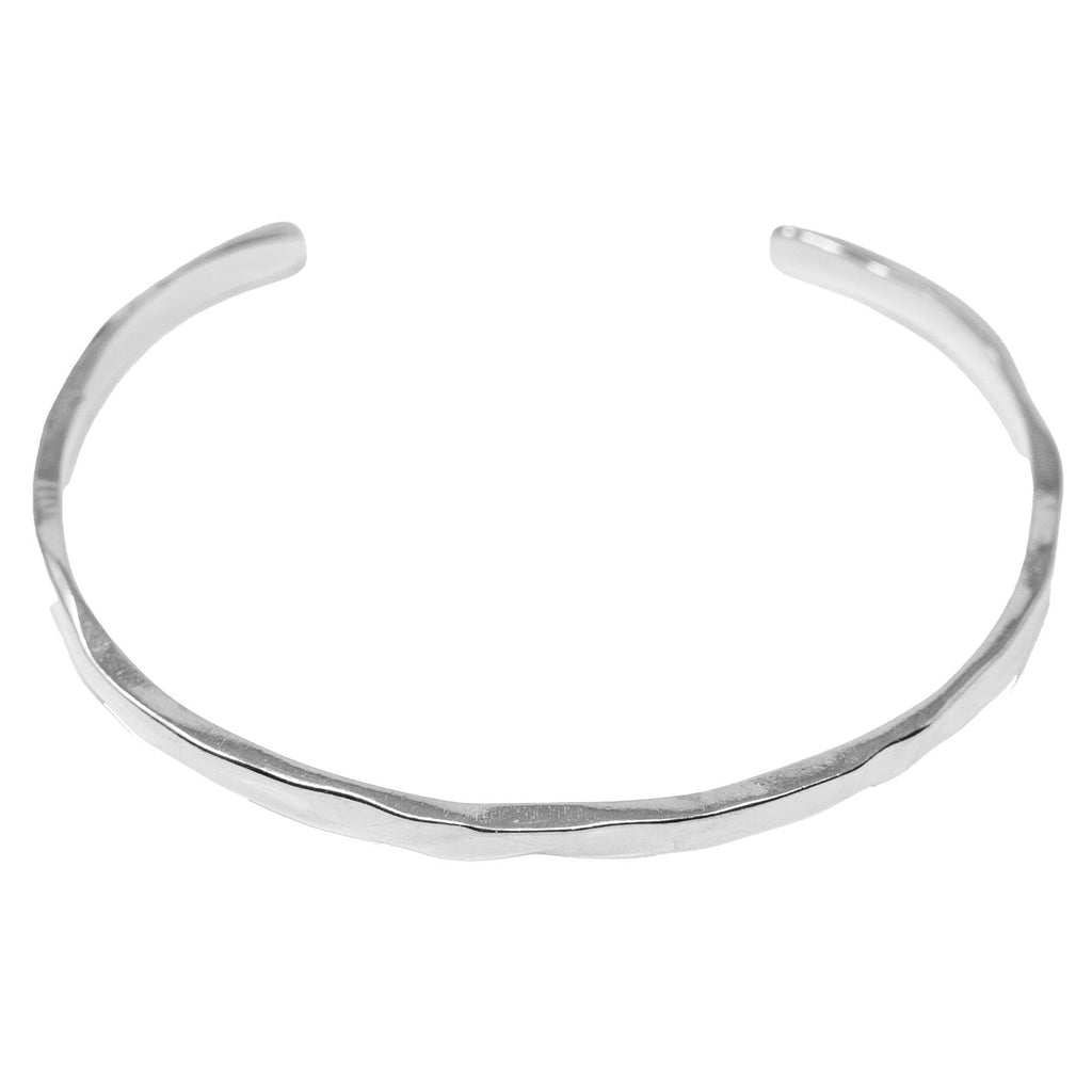 Brazalete Martillado en Acero Inoxidable en acabado plateado – vista principal del diseño martillado