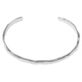 Brazalete Martillado en Acero Inoxidable en acabado plateado – vista principal del diseño martillado