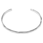 Brazalete Martillado en Acero Inoxidable en acabado plateado – vista principal del diseño martillado