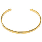 Brazalete Martillado en Acero Inoxidable en acabado dorado – vista principal del diseño martillado
