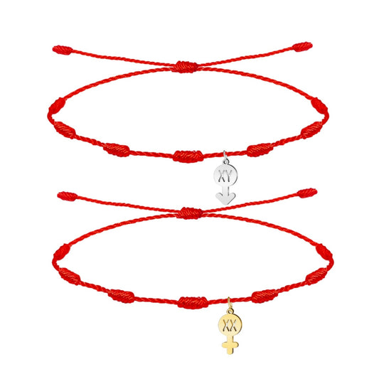 Pack de dos pulseras de hilo rojo de 7 nudos con charms de símbolos de género y cromosomas XX y XY en acero inoxidable plateado y dorado, regalo original para parejas en San Valentín.