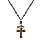 Colgante de la Cruz de Caravaca tallada en madera natural oscura con detalles calados y anilla de acero sobre fondo blanco