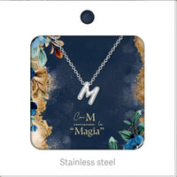 Colgante de letra M estilo globo en acero inoxidable plateado con acabado espejo pulido.