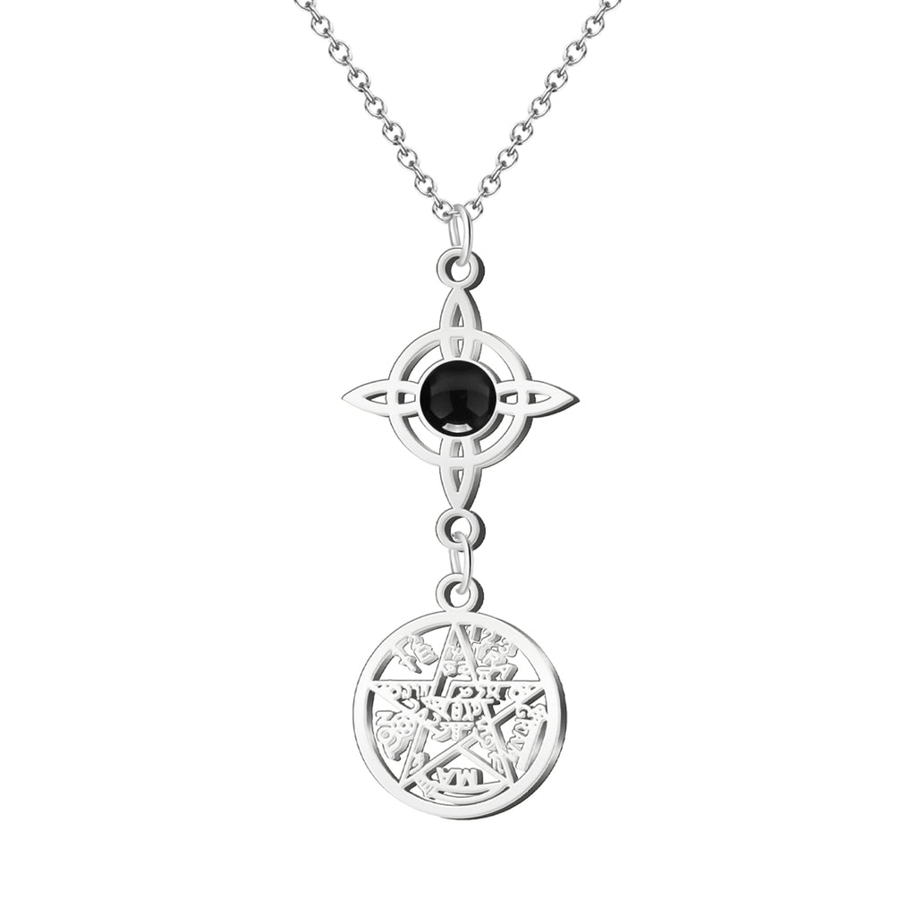 Colgante de acero plateado con Nudo de Bruja conteniendo una piedra Ágata Negra natural y medalla del Tetragrammatón. Amuleto de protección extrema y anclaje a tierra.