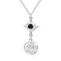 Colgante de acero plateado con Nudo de Bruja conteniendo una piedra Ágata Negra natural y medalla del Tetragrammatón. Amuleto de protección extrema y anclaje a tierra.