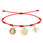 Pulsera de hilo rojo de 7 nudos con tres amuletos de acero inoxidable dorado: Medalla de San Benito (izquierda), Tetragrammatón (centro) y Nudo de Bruja (derecha).