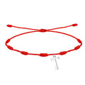 Pulsera de hilo rojo con diseño de 7 nudos, incluye un dije colgante de la cruz Tau en acero plateado y cierre ajustable de nudo corredizo.