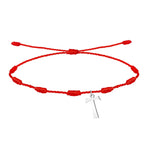 Pulsera de hilo rojo con diseño de 7 nudos, incluye un dije colgante de la cruz Tau en acero plateado y cierre ajustable de nudo corredizo.