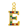 Charm colgante de letra E con detalle de circonita, acabado dorado y cierre de acero