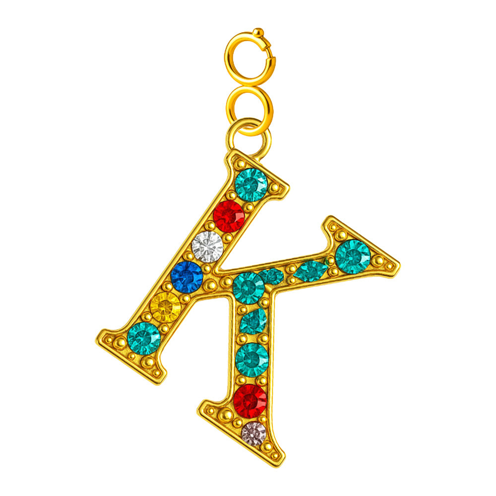 Charm colgante de letra K con detalle de circonita, acabado dorado y cierre de acero