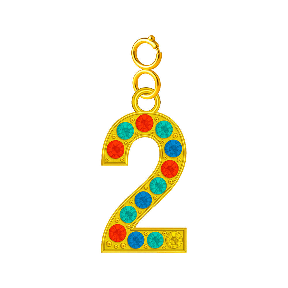 Charm colgante dorado de número 2 con circonitas de colores con cierre de acero