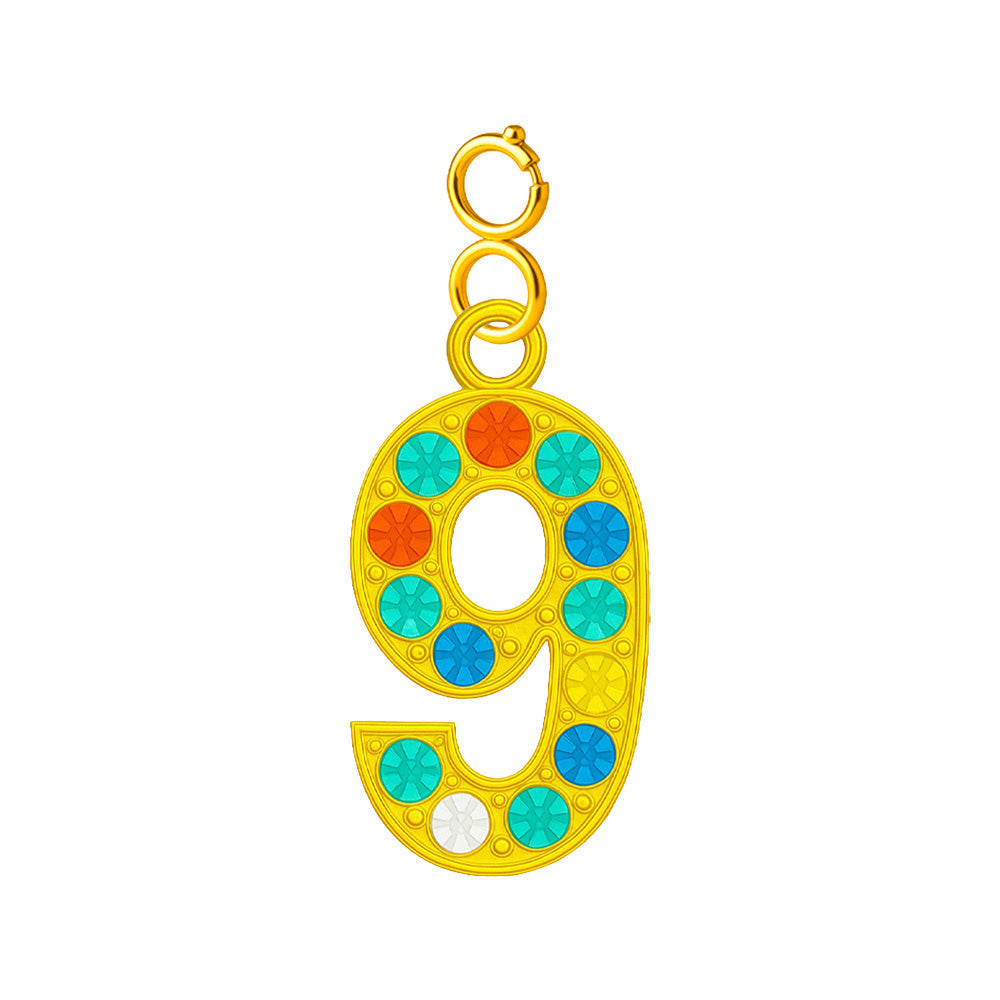 Charm colgante dorado de número 9 con circonitas de colores con cierre de acero