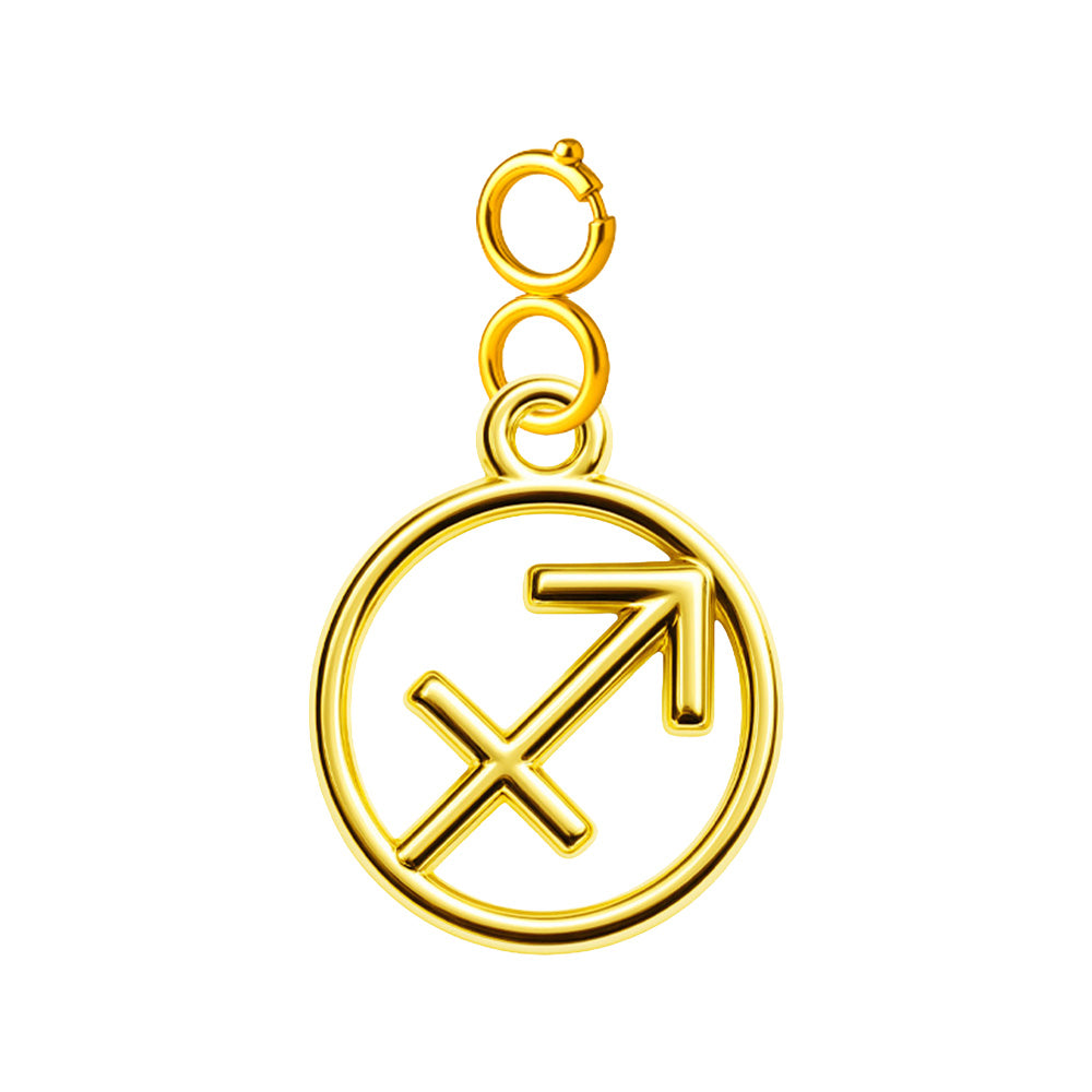 Charm colgante dorado con símbolo de Sagitario y cierre superior de acero sobre fondo blanco