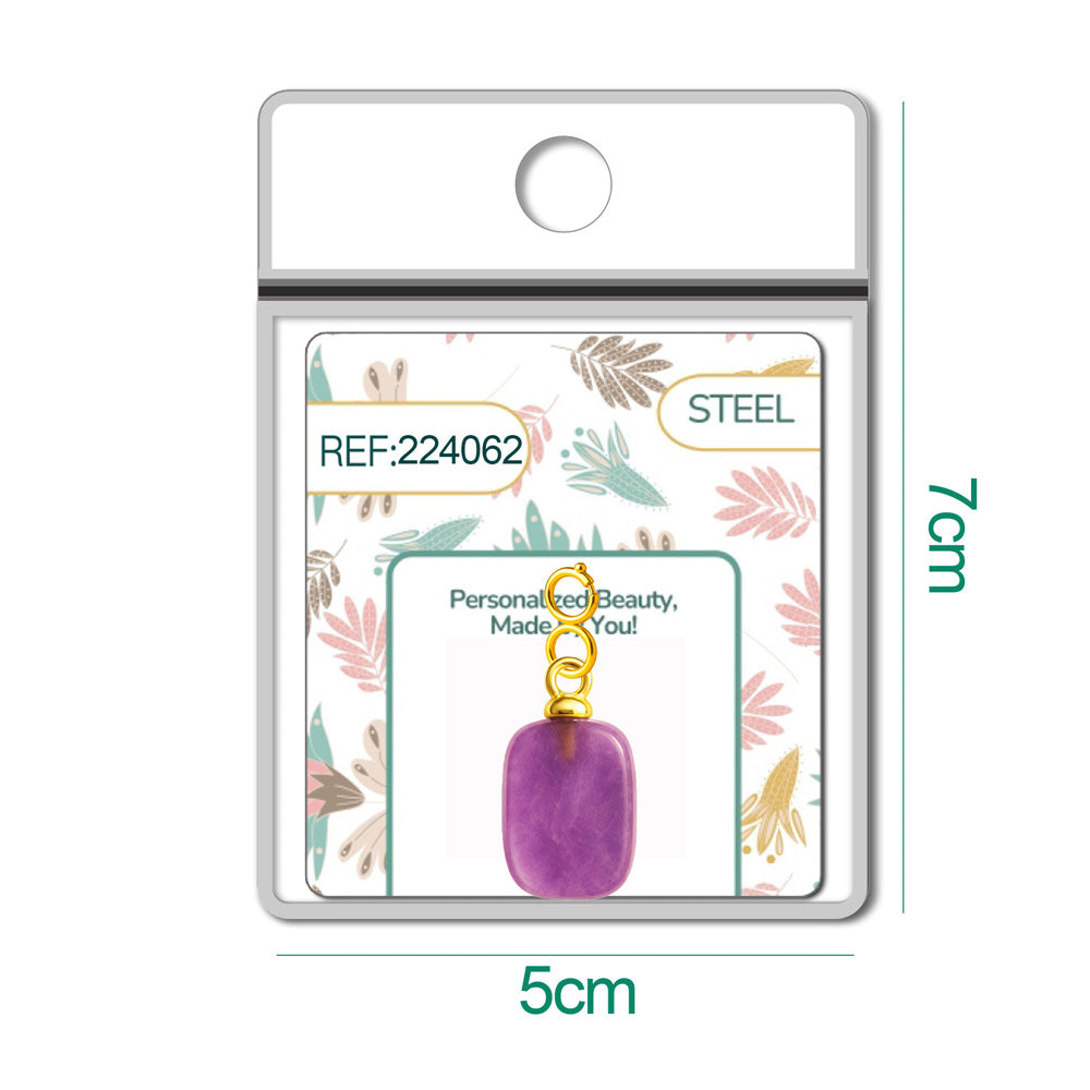 Detalle de charm colgante de piedra morada rectangular con cierre de acero