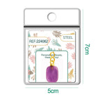 Detalle de charm colgante de piedra morada rectangular con cierre de acero