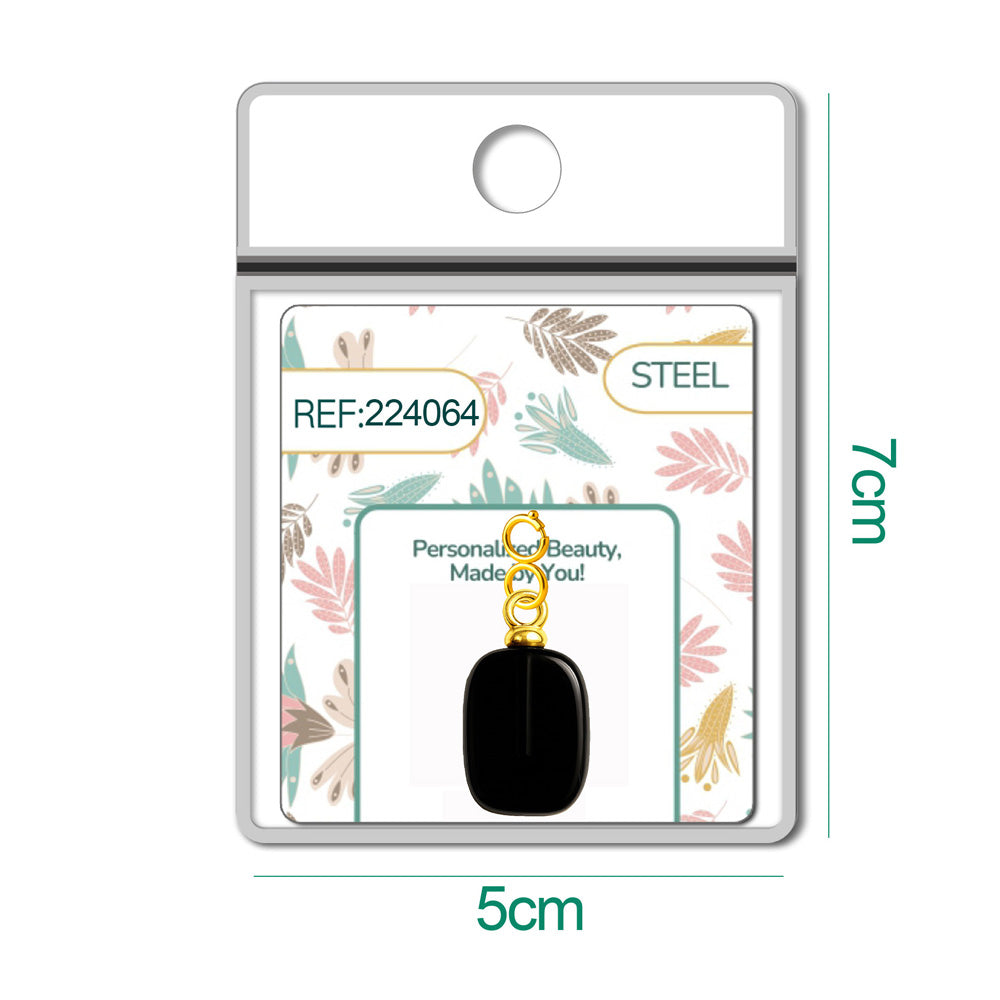 Detalle de charm colgante de ónix negro rectangular con cierre de acero