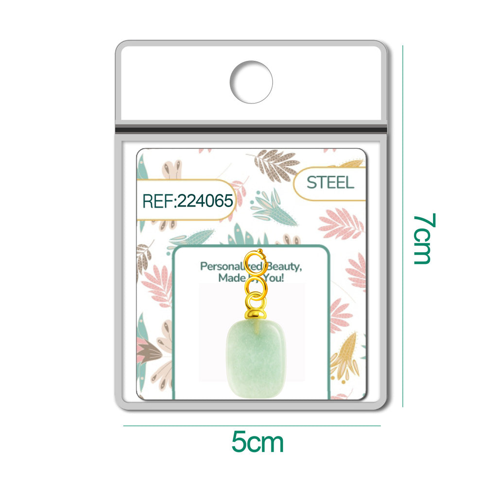 Detalle de charm colgante de piedra verde rectangular con cierre de acero