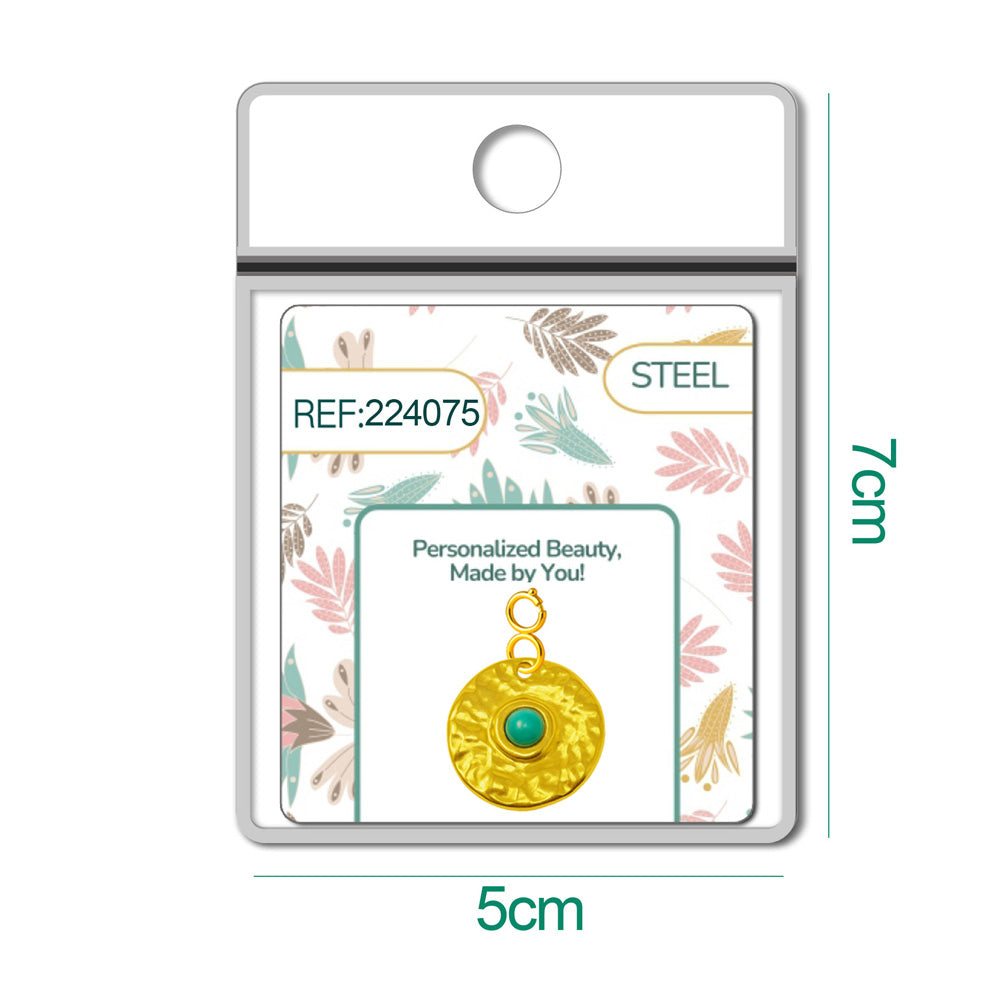 Detalle de charm colgante de medallón turquesa con cierre de acero