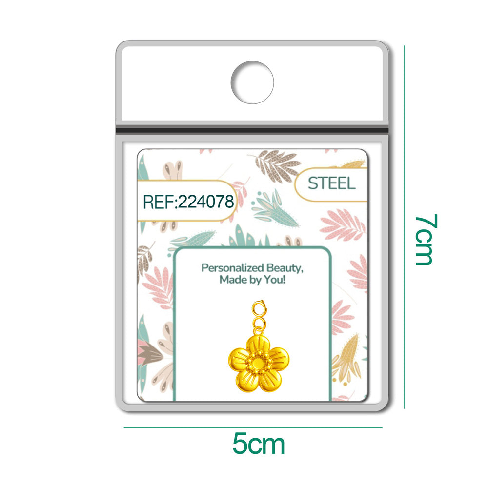 Detalle de charm colgante de flor con cierre de acero