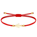 Pulsera de hilo rojo encerado con la Cruz de Caravaca en acero dorado, cierre de nudo corredizo ajustable y cuentas doradas decorativas