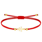 Pulsera de hilo rojo encerado con la Cruz de Caravaca en acero dorado, cierre de nudo corredizo ajustable y cuentas doradas decorativas