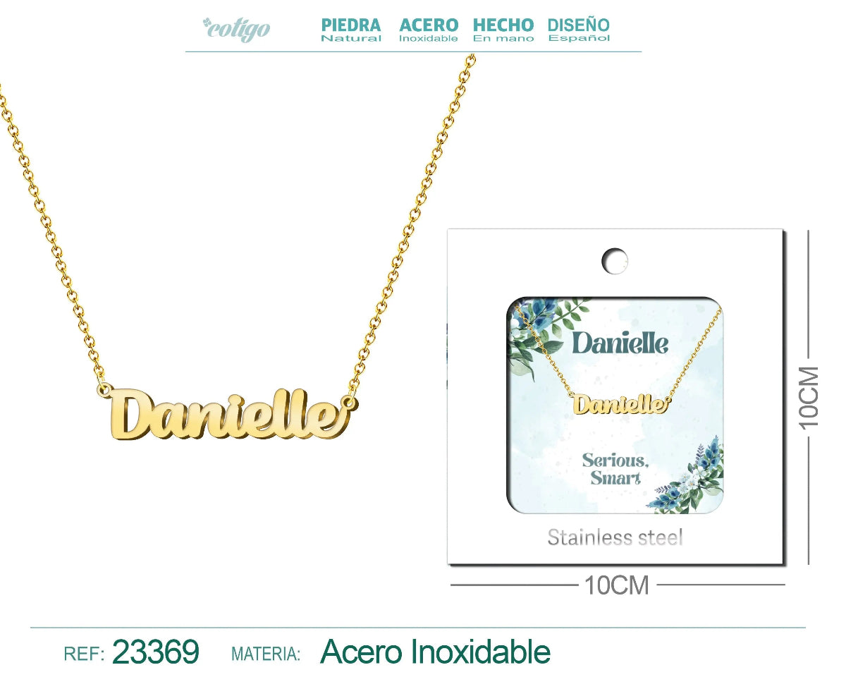 Collar dorado con nombre Danielle escrito en inglés diseño elegante y acabado brillante